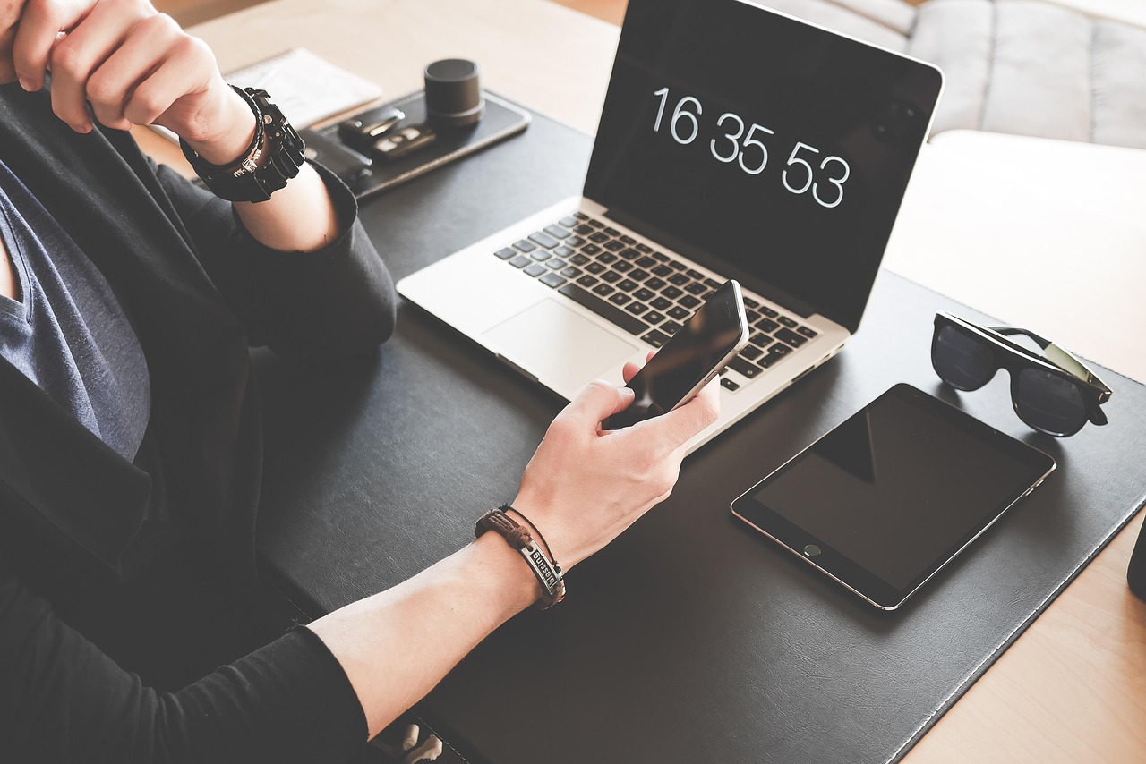 Laptop, tablet and phone used to set up an online course funnel